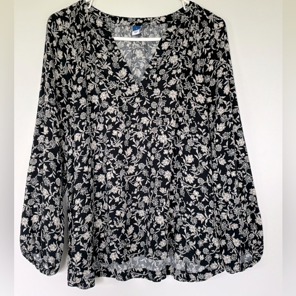 Old Navy black/ white Floral Top- large - Picture 2 of 4